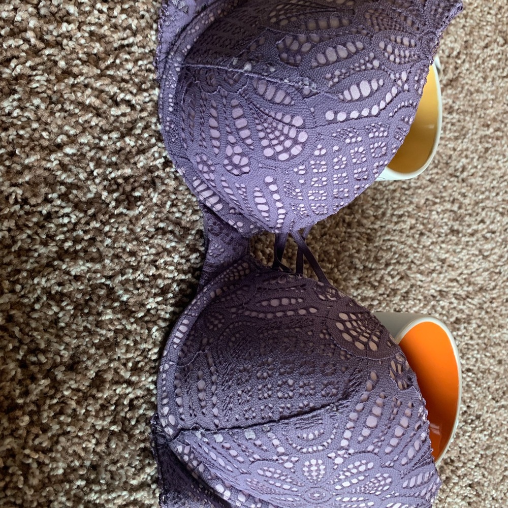 32D Victoria Secret bra